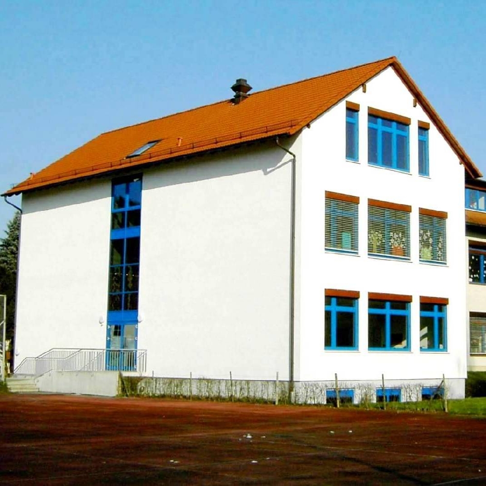 : Anbau von 3 Klassenzimmern und neuem Lehrerbereich unter Beibehaltung der vorhandenen Formensprache. Einbau eines Jugendraumes im UG 